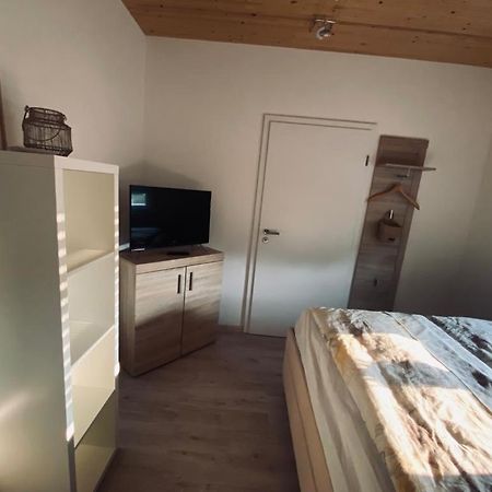 Zimmer M. Eigenem Bad Und Badewanne Direkt Am Wald Amoeneburg Bagian luar foto