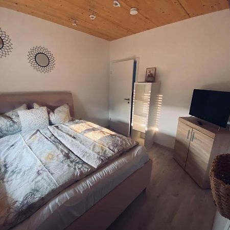 Zimmer M. Eigenem Bad Und Badewanne Direkt Am Wald Amoeneburg Bagian luar foto