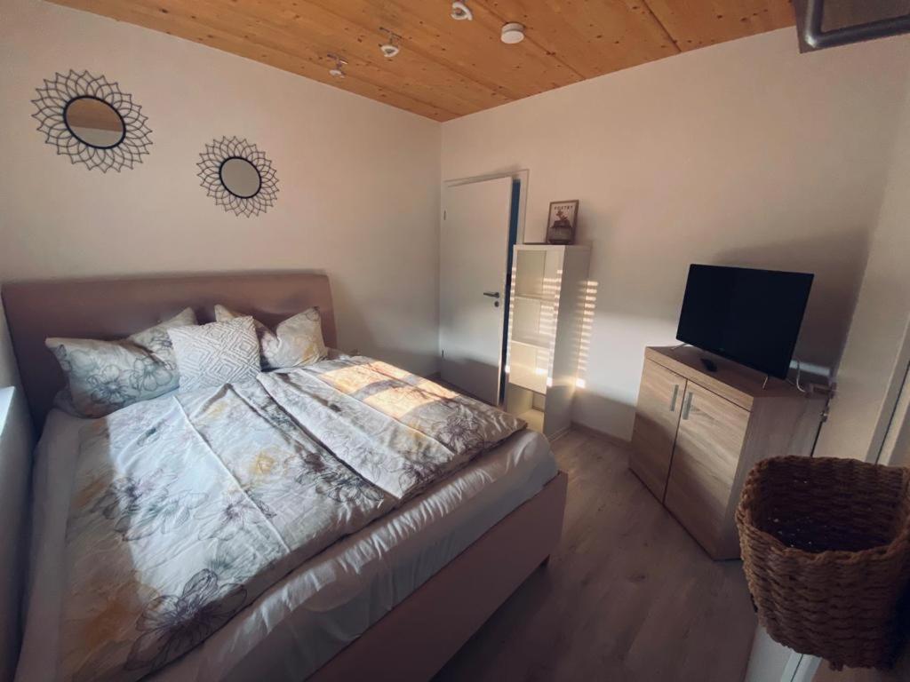 Zimmer M. Eigenem Bad Und Badewanne Direkt Am Wald Amoeneburg Bagian luar foto